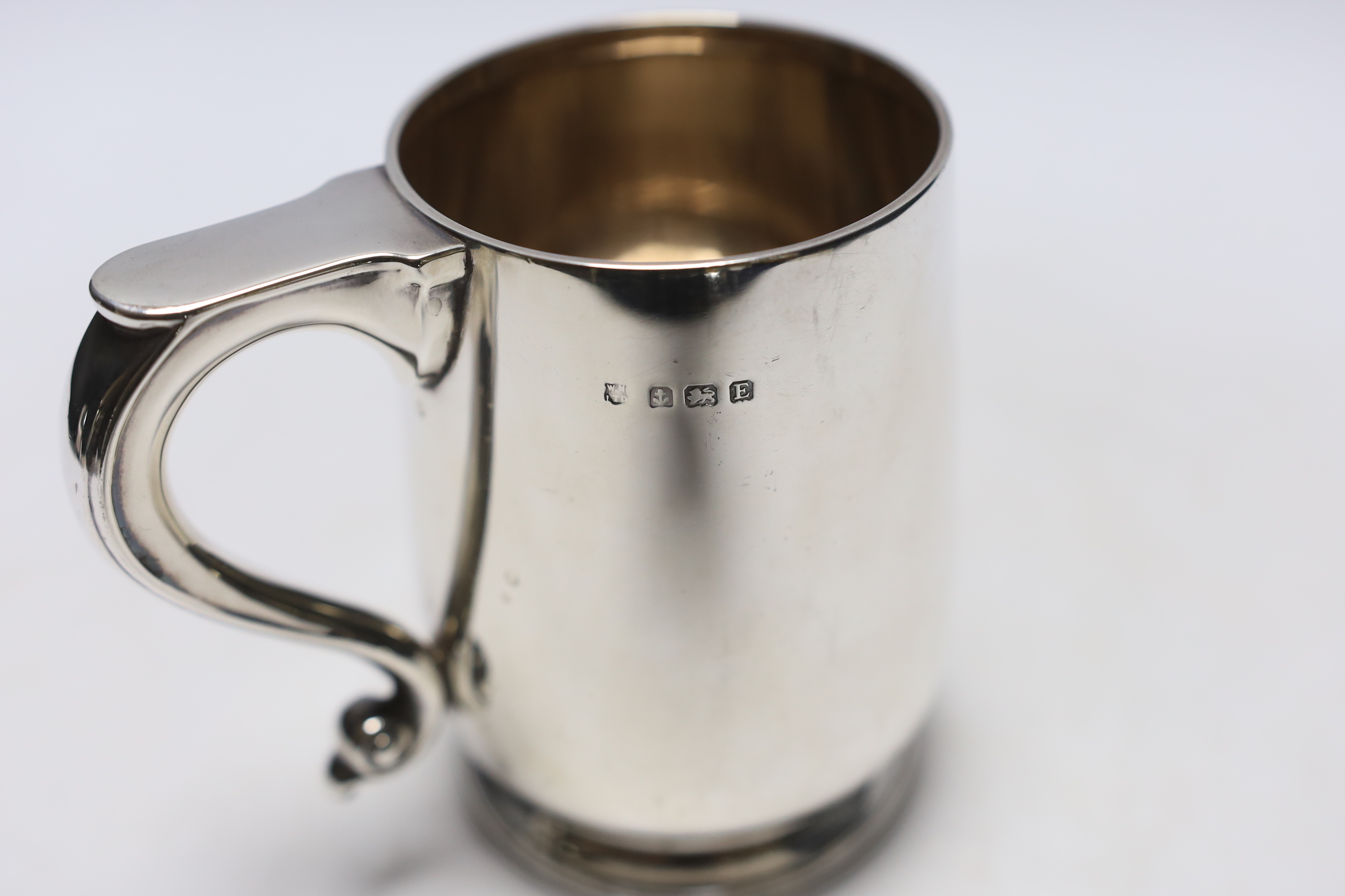 A George V silver mug, by William Neale Ltd, Birmingham, 1929, 11.9cm, 11oz.